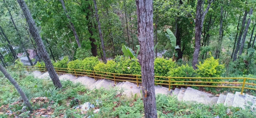 जंगलबीच रहेको कृष्णथुम्कीको रेलिङसहितको सिँढीमार्ग