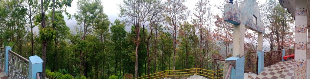 कृष्णथुम्कीबाट देखिने जंगल र वरपरका पहाडको फराकिलो दृश्य