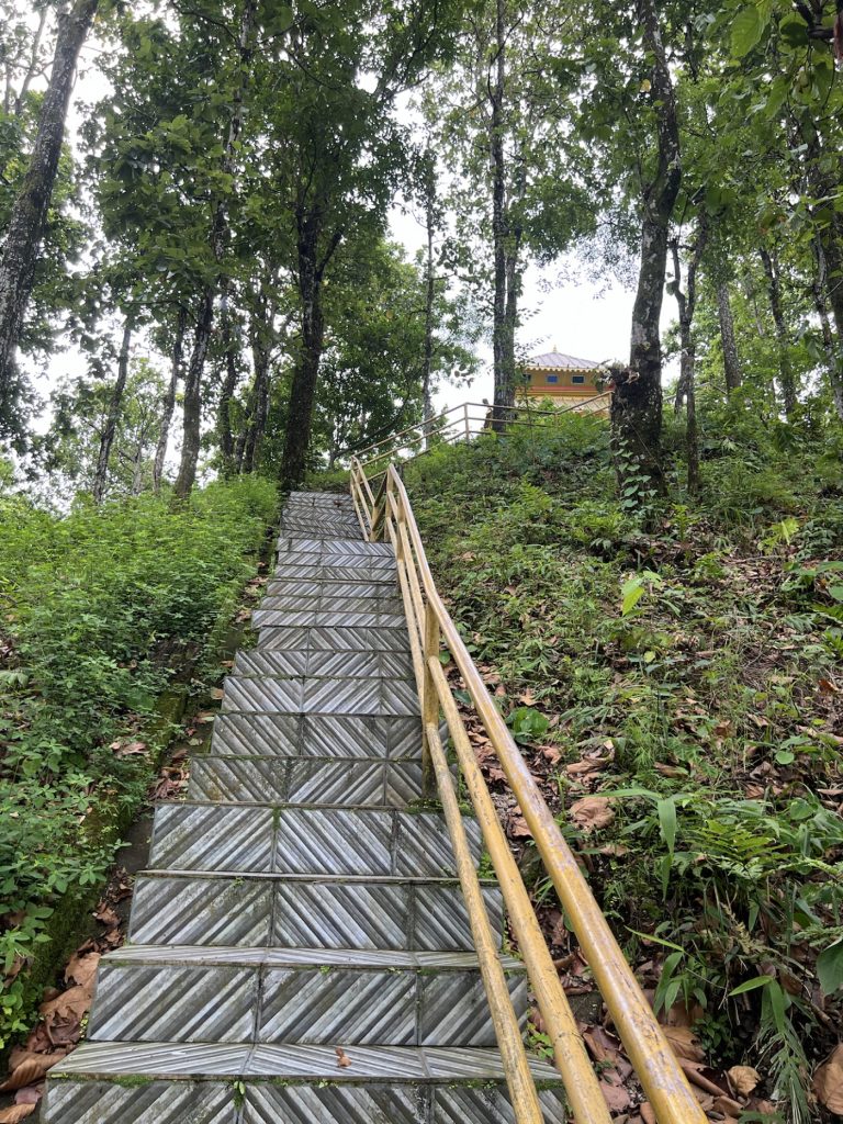 कृष्णथुम्की मन्दिरतर्फ जाने रेलिङसहितको सिँढी