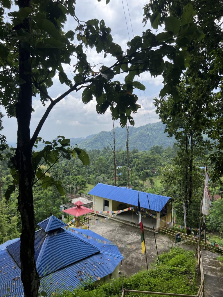 हरियाली पहाडको बीचमा रहेको कृष्णथुम्की मन्दिर परिसर